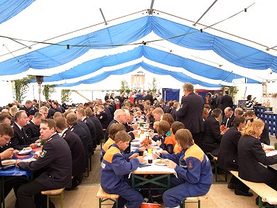 Amtswehrfest 2009 in Fuhlenhagen - Gemeinsames Mittagessen im Festzelt