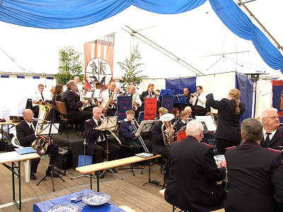 Amtswehrfest 2009 in Fuhlenhagen - Jutta dirigierte das gemeinsame Orchester