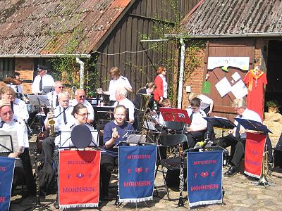 Musikzug Möhnsen und Jugendblasorchester Sachsenwald spielen auf der Frühjahrsmesse auf Gut Basthorst