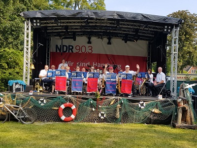 Möhnsener Musikanten auf der NDR Bühne vor dem Bergedorfer Schloß