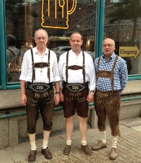 Fotoshooting für unsere Musiker Heinrich, Olaf und Gabriel vor dem Auftritt im Brauhaus - Bild zum Vergrößern bitte anklicken