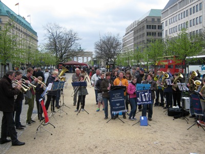 Das Jugendblasorchester der Möhnsener Musikanten gab ein Platzkonzert vor dem Brandenburger Tor - Bild anklicken zum Vergrößern
