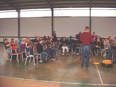 Geimeinsame Probe Jugendblasorchester Sachsenswald mit Køge Musikskoles Messingensemble in der Sporthalle Möhnsen