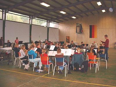 Geimeinsame Probe Jugendblasorchester Sachsenswald mit Køge Musikskoles Messingensemble in der Sporthalle Möhnsen