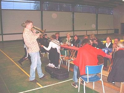 Dank an Bürgermeisterin Lisa Patzker - Feier Jugendblasorchester Sachsenwald und Køge Musikskoles Messingensemble in der Sporthalle Möhnsen