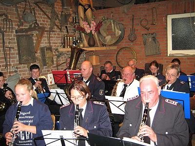 Musik auf dem Wendthof nach dem Laternenumzug in Dahmker 2010 - Bild anklicken zum Vergrößern