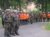 Abordnungen der Bundeswehr und viele Freiwillige Feuerwehren beim Feuerwehrmarsch in Mölln - Bild durch Anklicken zum Vergrößern
