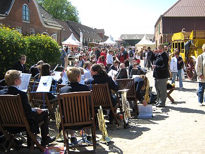 Jugendblasorchester Sachsenwald spielte auf dem Frühjahrsmarkt auf Gut Basthorst - Bild anklicken zum Vergrößern