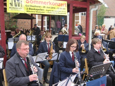 Möhnsener Musikanten spielten an zwei Tagen auf dem Frühjahrsmarkt auf Gut Basthorst