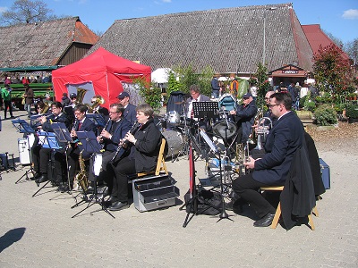 3 Tage lang spielten die Möhnsener Musikanten auf dem bekannten Frühjahrsmarkt auf Gut Basthorst - Bild zum Vergrößern bitte anklicken