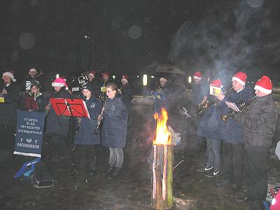 Jugendblasorchester Sachsenwald spielt zur Weihnachtsfeier der Fürst Bismarck Quelle in Aumühle - Bild anklicken zum Vergrößern