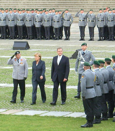 Feierlilches Gelöbnis am 20. Juli 2009 in Berlin - Generalinspekteur der Bundeswehr General Schneiderhan, Bundeskanzlerin Dr. Angela Merkel, Bundesmininster der Verteidigung Jung