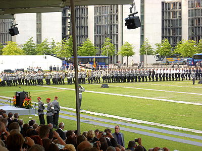 Feierliches Gelöbnis vor dem Berliner Reichstag 2009 - Einmarsch der Ehrenformation