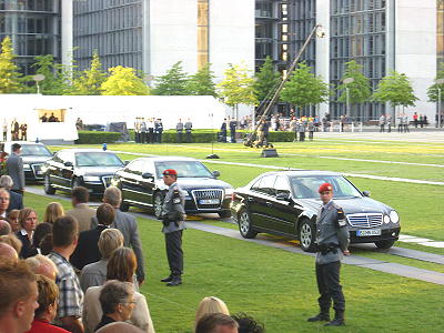 Feierliches Gelöbnis vor dem Berliner Reichstag 2009