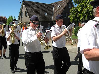 Musikerfest 2010 in Güster - Musikzug und Jugenblasorchester Saxhsenwald beim Ummarsch 