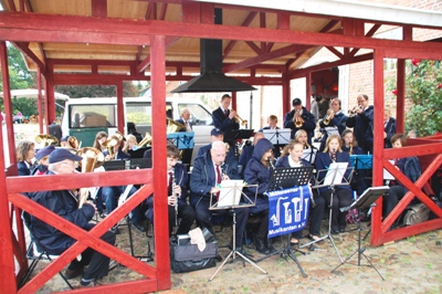 Möhnsener Musikanten mit Jugendblasorchester auf dem Herbstmarkt auf Gut Basthorst - Bild anklicken zum Vergrößern