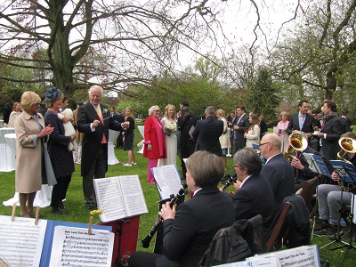 Möhnsener Musikanten spielen zum Empfang auf ener Grünen Hochzeit