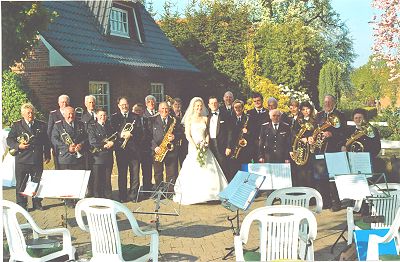 Der Musikzug spielt zum Empfang auf Isabels und Lennards Hochzeit - Bild zum Vergrößern anklicken 