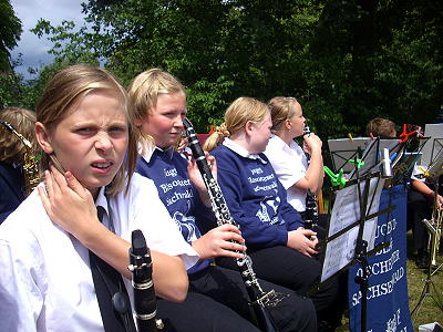 Jugendblasorchester Sachsenwald beim Kinderfest in Kasseburg - Platzkonzert vor dem Gerätehaus