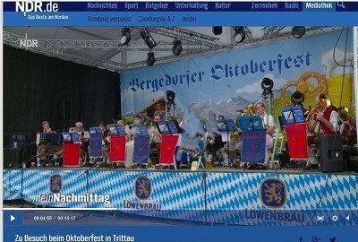 Das NDR-Fernsehen berichtet über die Möhnsener Musikanten - hier beim Bergedorfer Oktoberfest - Bild zum Vergrößern bitte anklicken