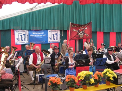 Die Möhnsener Musikanten beim Pfingstkonzert im Festzelt in Oetjendorf - zum Vergrößern bitte anklicken