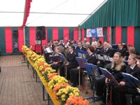 Die Möhnsener Musikanten (links) und der Musikzug Hoisdorf  beim Pfingstkonzert im Festzelt in Oetjendorf - zum Vergrößern bitte anklicken