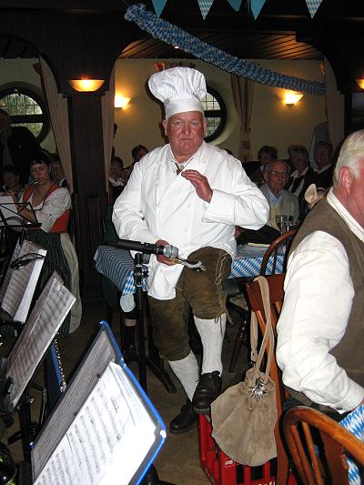 6. zünftiges Oktoberfest in Basthorst 2010 mit dem Musikzug Möhnsen - unser Koch Armin und die Löffelpolka
