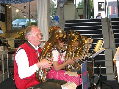 Musikzug Möhnsen beim Oktoberfest des Eleltrofachmarktes Buddenhagen in Hamburg-Winterhude