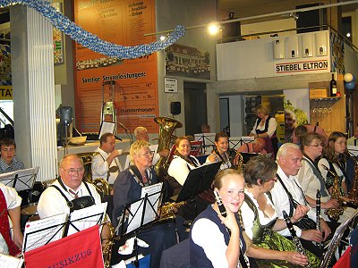 Musikzug Möhnsen beim Oktoberfest des Eleltrofachmarktes Buddenhagen in Hamburg-Winterhude