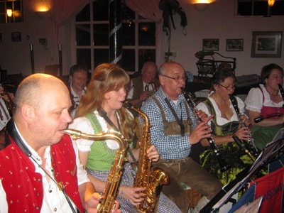 Die Möhnsener Musikanten spielten wieder auf dem Oktoberfest auf Gut Basthorst bei Hamburg - Bild zum Vergrößern bitte anklicken