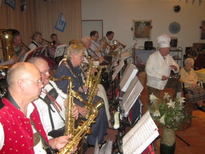 Musikzug Möhnsen spielte zum Oktoberfest 2011 im Max Brauer Haus in Hamburg