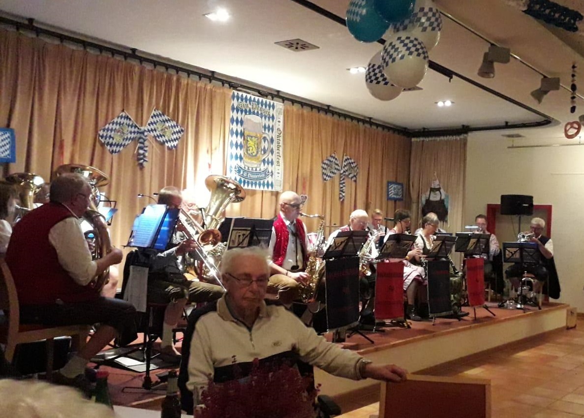Möhnsener Musikanten auf dem Oktoberfest einer Hamburger Senioreneinrichtung
