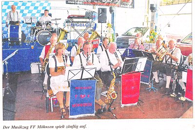 Der Sonntagskurier berichtet am 9. Oktober 2011 über das 5. Oktoberfest im Autohaus Riegel in Trittau mit dem Musikzug Möhnsen - Bild anklicken um Zeitungsbericht zu lesen
