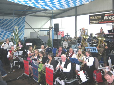 Möhnsener Musikanten beim 6. Oktoberfest des Autohauses Riegel in Trittau