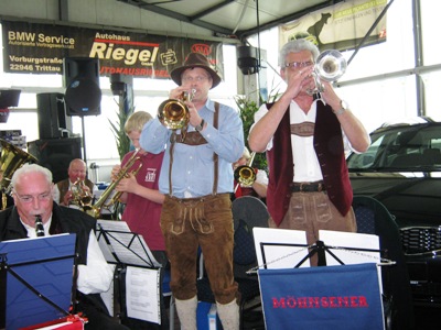 Die Möhnsener Musikanten auf dem Oktoberfest im Autohaus Riegel in Trittau  - Bild zum Vergrößern bitte anklicken