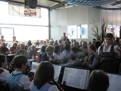Die Möhnsener Musikanten spielten bereits zum 8. Male auf dem Oktoberfest im Autohaus Riegel in Tritau - Bild zum Vergrößern bitte anklicken