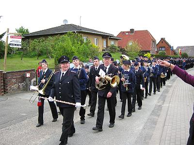 Jugendblasorchester Sachsenwald auf dem Ummarsch auf dem Amtswehrfest durch Ritzerau