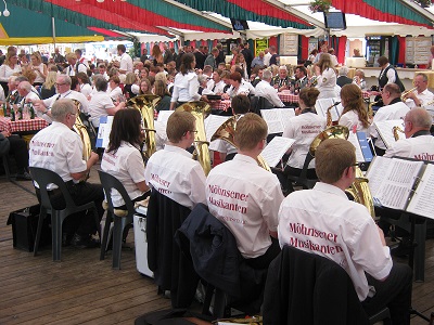 Möhnsener Musikanten auf dem Schützenfest in Linaun