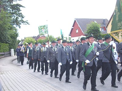 Schützenfest 2009 in Müssen - Auf dem Marsch durch Müssen.