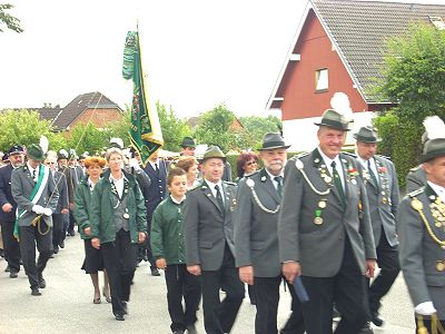 Schützenfest 2009 in Müssen- Auf dem Marsch durch Müssen.