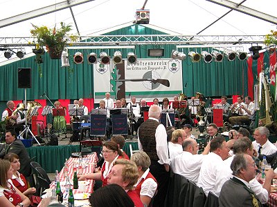 Musikzug Möhnsen spiielt auf dem Schützenfest in Trittau im Festzelt - Bild anklicken zum Vergrößern