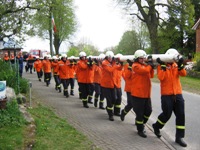 Die Freiwillige Feuerwehr Roseburg und Siebeneichen tragen den Maibaum - Bild zum Vergrößern bitte anklicken