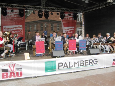 Die Möhnsener Musikanten beim Stadtfest in Schönberg in Mecklenburg - zum Vergrößern bitte anklicken