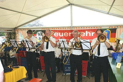 Musikerfest 2011 in Talkau - Musikzug Möhnsen mit Posaunensolo - Bild durch Anklicken vergrößern