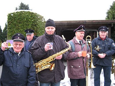 Musikzug Möhnsen und Jugendblasorchester Sachsenwald spielen Weihachtslieder für die Möhnsener Bürger