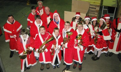 Das Jugendblasorchester der Möhnsener Musikanten auf der Weihnachtsfeier der Fa. Rako auf Gut Heinrichshof