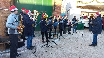 Das Jugendblasorcherster
    der Möhnsener Musikanten auf dem Weihnachtsmarkt Gut Basthorst