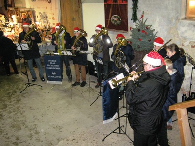 Musiker aus der Jugendabteilung der Möhnsener Musikanten auf Gut Basthorst auf dem berühmten Weihnachtsmarkt