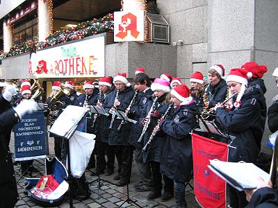 Musikzug und Jugendblasorchester musizieren 2010 auf dem Hamburger Weihnachtsmarkt - hier auf dem Gerhart-Hauptmann-Platz