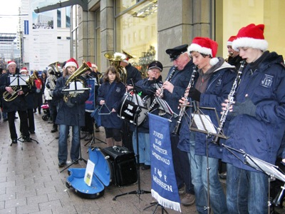 Musikzug Möhnsen und das Jugendblasorchester Sachsenwald spielten 2011 wieder auf dem Hamburger Weihnachtsmarkt